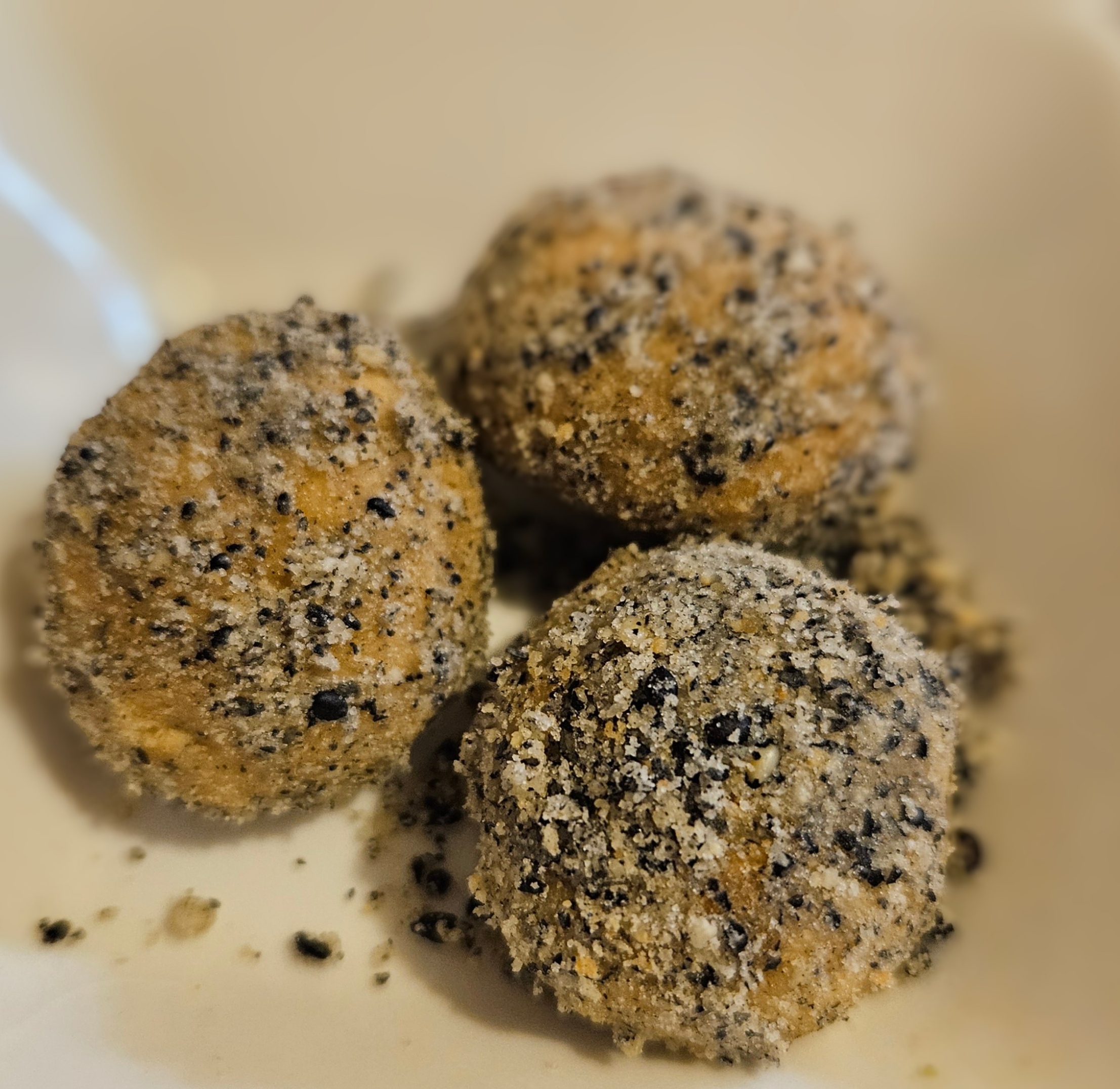 自然栽培米イセヒカリの米粉スノーボール　黒ごま